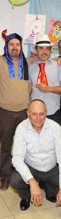 פורים תשע"ד, חברי הקהילה חוגגים ומצטלמים.